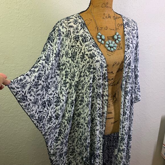 DEMOCRACY Navy Blue Floral Fringe Short Sleeve Kimono Size‎ Medium - NWT - Picture 3 of 11